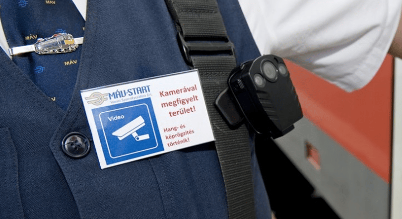 Fotók: így néznek ki a MÁV testkamerával felszerelt kalauzai