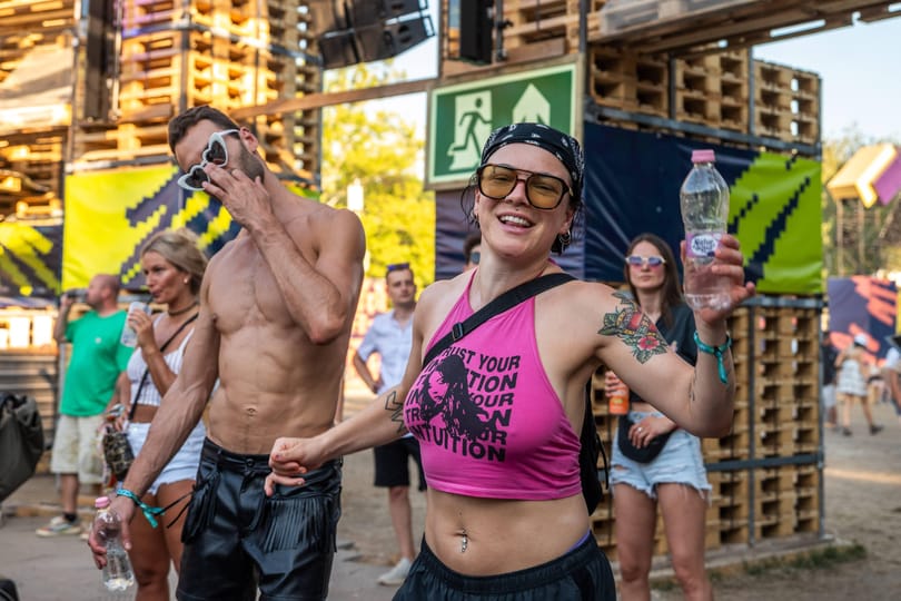 Permetparti, izzadtság, forró hangulat – képeink a Sziget kánikulai szombatjáról