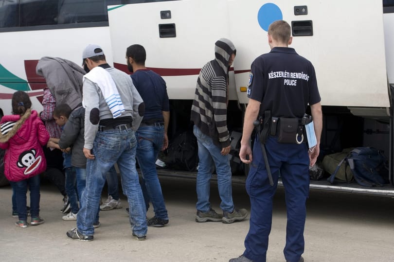 Boldogan aláztak meg menekülteket a rendőrök