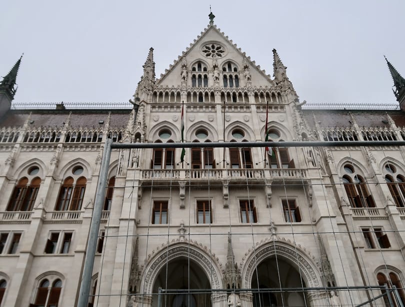 Parlament: alkotmányos jog lett a készpénzhasználat, az MNB nem hozhat létre alapítványokat