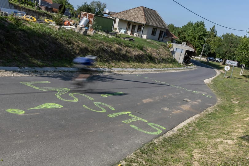 Túl a halállejtőn: tragédia, súlyos baleset, hetvennel száguldó bringások – mi történik a bicikliúton Etyeknél?