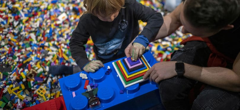 A boltokban és online is hasít a Lego, de karbonlábnyoma csökkentéséhez még hiányzik egy elem