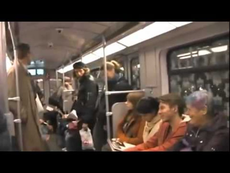 19 nap a világvégéig: kapjon röhögőgörcsöt a metrón