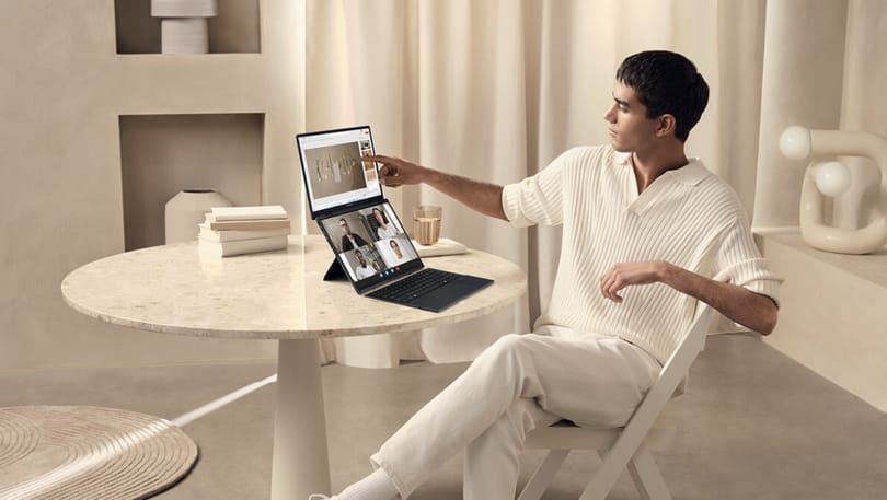 Nem mindennapi notebook: két képernyője, lecsatolható billentyűzete van az Asus laptopjának