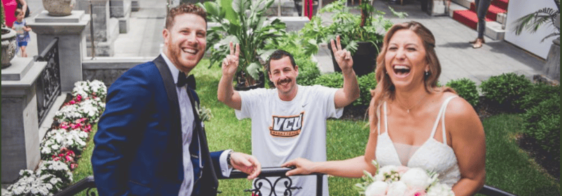 A bajszos Adam Sandler belebotlott egy esküvőbe, naná, hogy fotózkodott is