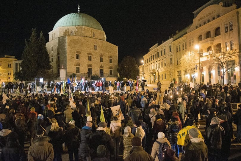 Szombathelyen a Fidesz-székházhoz, Gödöllőn a megdrágult uszodához vonultak a tüntetők