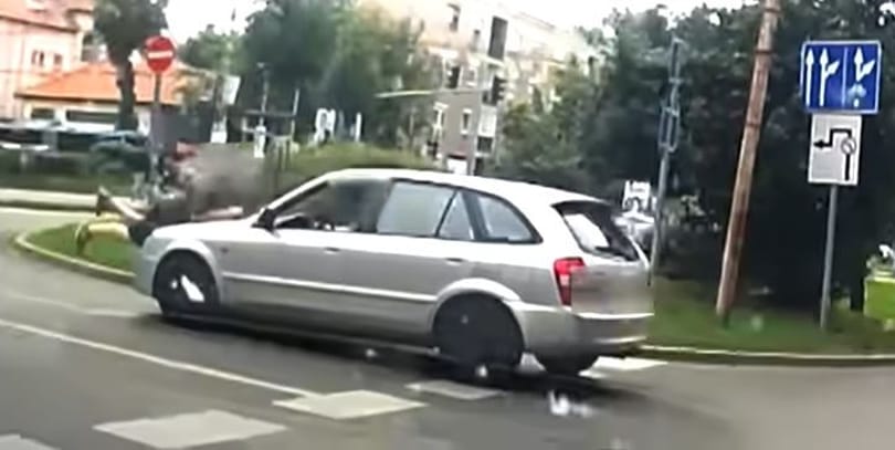 Motorháztetőjén cipelte egyik autós a másikat, miután összebalhéztak Zuglóban