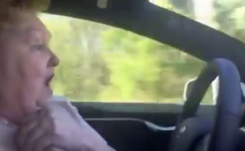 Tényleg korlátozni kellene az idősek autóvezetését?