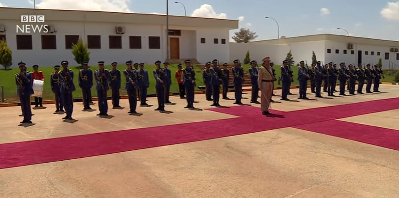 Videó: A brit himnuszt úgy még nem gyötörték meg, mint ez a líbiai katonazenekar
