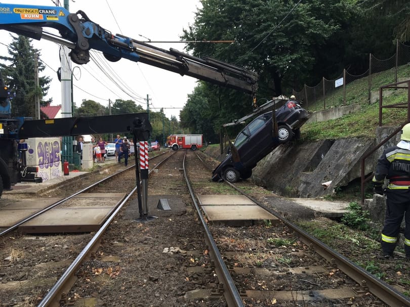 Szinte merőlegesen állt meg egy autó az 56-os villamos pályáján – fotó