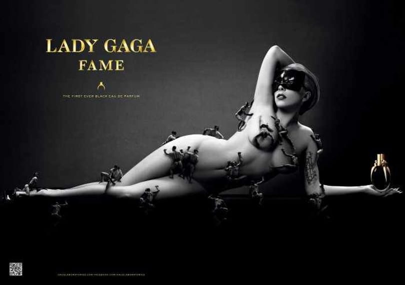 Fotó: férfiak lepték el Lady Gaga meztelen testét