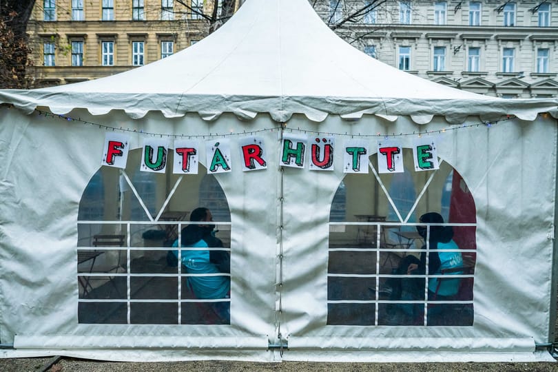 Futárhüttét nyitott az önkormányzat a budapesti Jókai téren