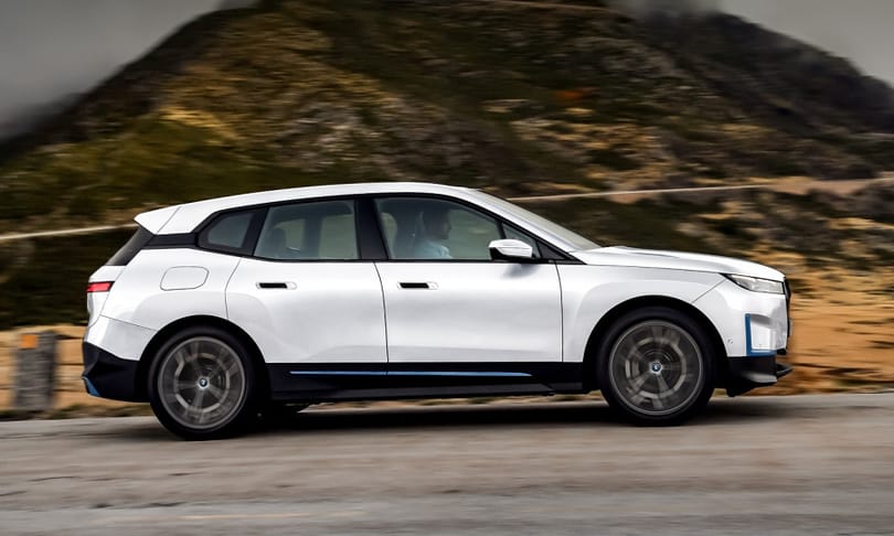 600 lóerővel támad a BMW iX M60 elektromos divatterepjáró