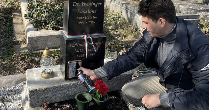 Eltűnt a Szálasira emlékező szöveg az özvegye sírkövéről