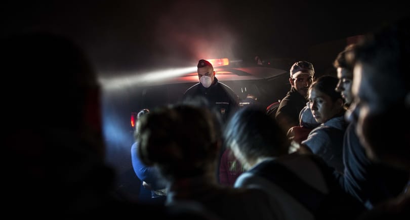 Hideg éjszaka: buszokkal vitték vissza az M5-ösön gyaloglókat – reggeli összefoglaló