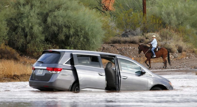 Egymás után akadtak fenn az autók az arizonai árvízben – fotók