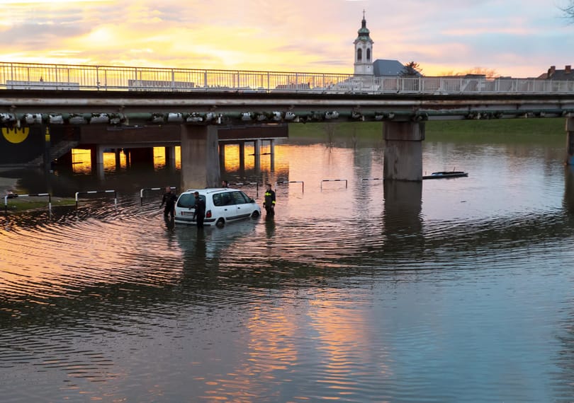Autókat kellett kimenteni megáradt Rábából Győrben