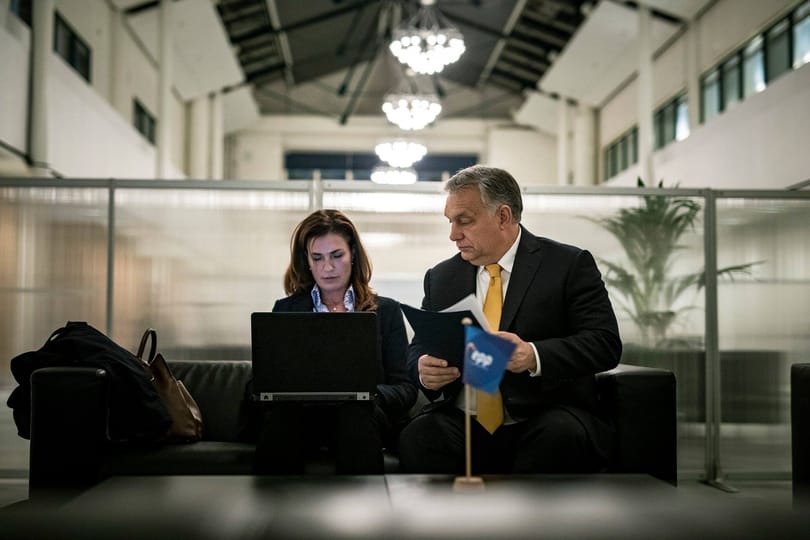 Összeesküvés-elméletre építi digitális szabadságharcát a kormány