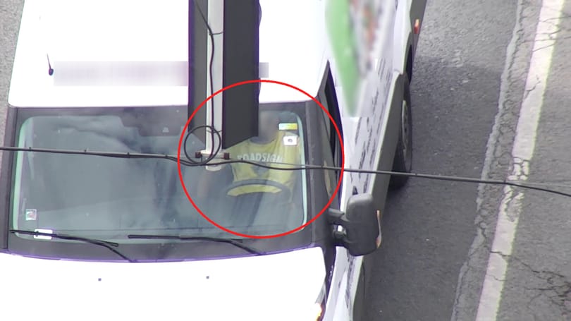 Így látja a rendőrségi drón a biztonsági öv nélküli sofőröket