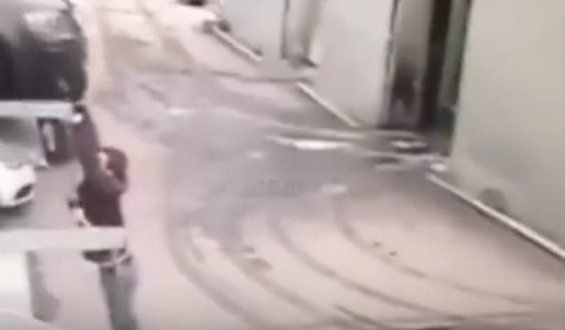 Videó: pont az ilyenek miatt érdemes behúzni a kéziféket parkolás után