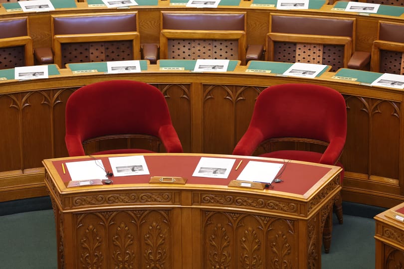 Vasárnap összehívták, hétfő reggel lemondták az ülést, ami a még be sem nyújtott “gyermekvédelmi” törvénycsomagot tárgyalta volna