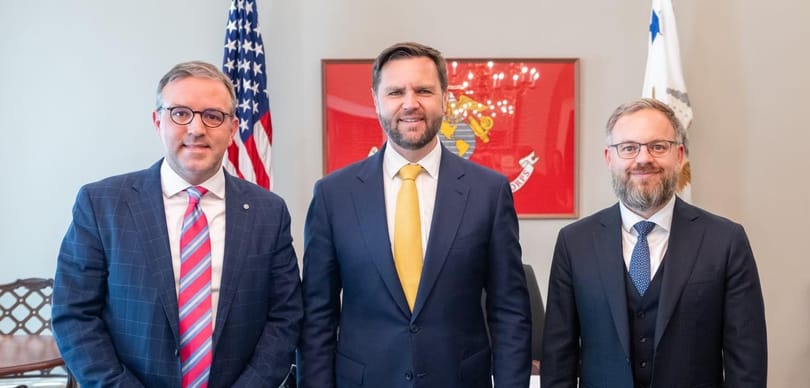 J.D. Vance amerikai alelnökkel fotózkodott Orbán Balázs a Fehér Házban