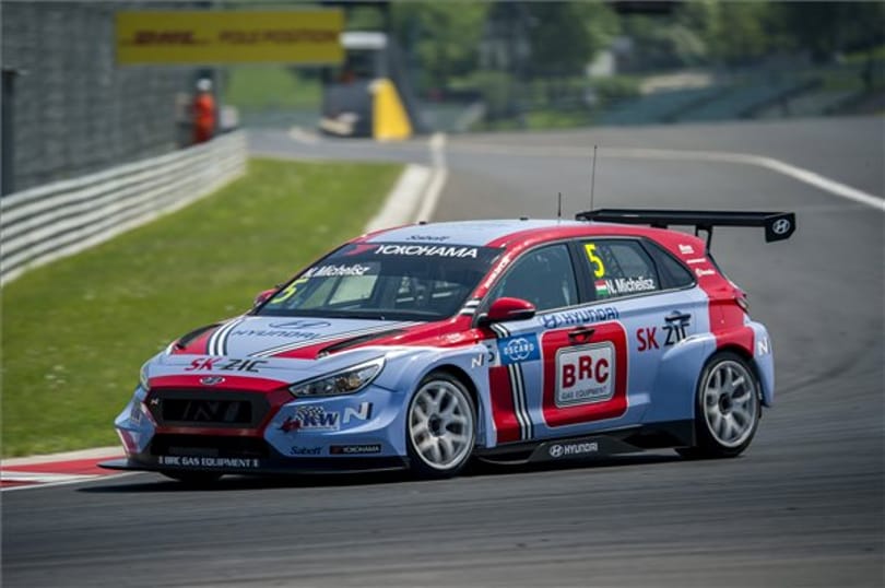 Michelisz Norbert ütközött a Nürburgringen