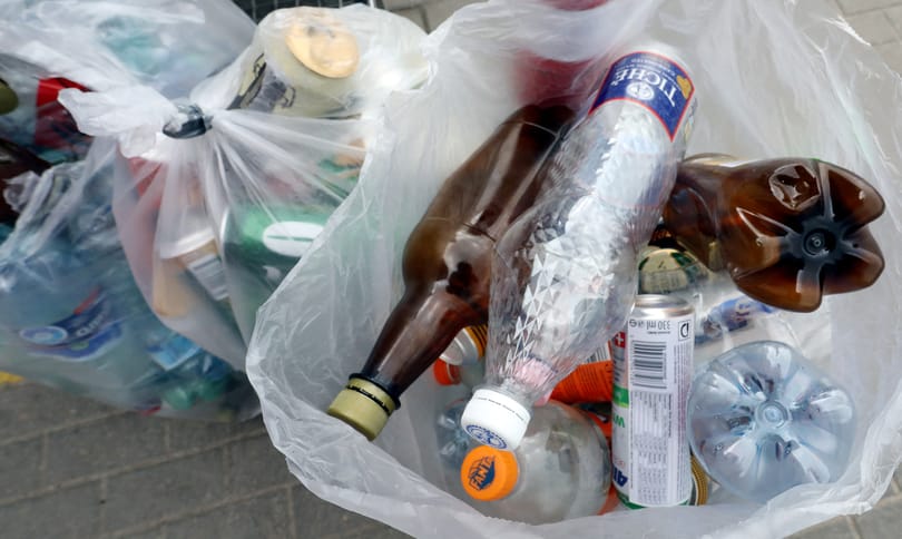 A rendőrség szerint nem büntetik azokat, akik egyszerűen csak kiveszik a visszaváltható palackokat a kukákból
