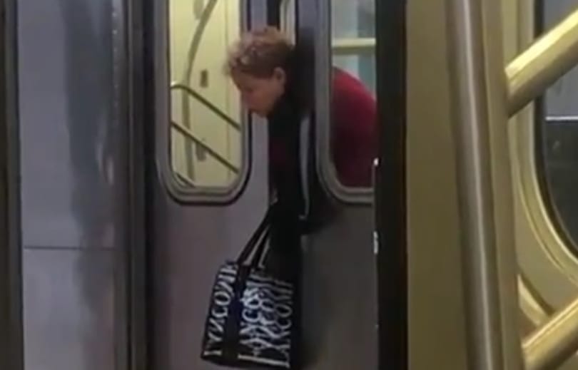 A metróajtóba szorult egy nő feje New Yorkban – az utasok továbbsétáltak