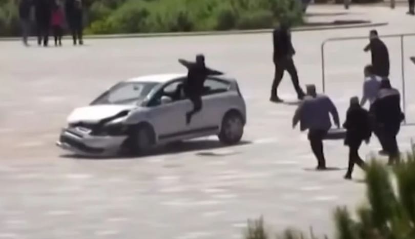 Nindzsaként állította meg az elszabadult autót - videó