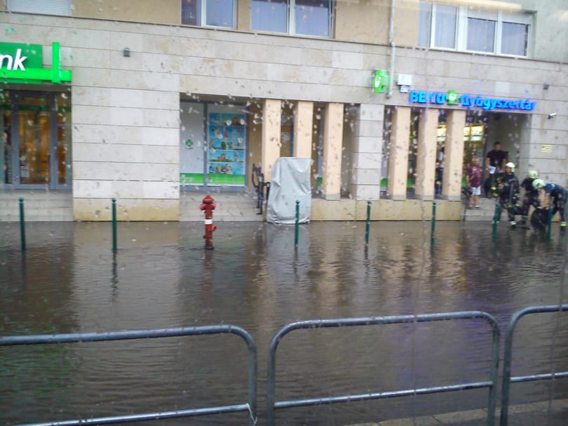 Elöntötte a víz a 13. kerületben a Béke tér környékét egy csőtörés miatt