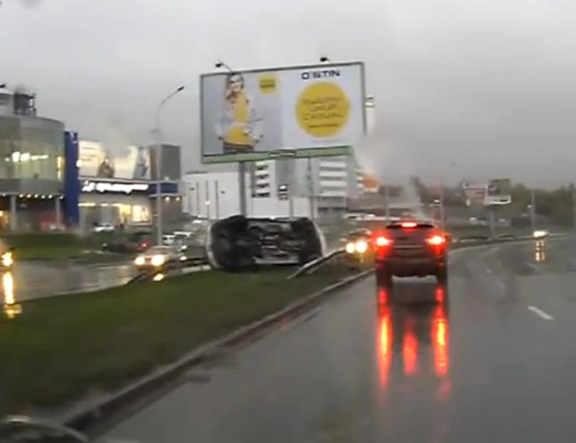Oldalára borulva állt meg az esős úton besokalló Camaro - videó