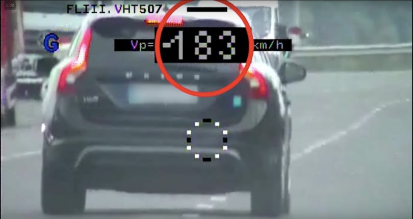 Így mérnek a rendőrök a civil rendőrautóból – videó