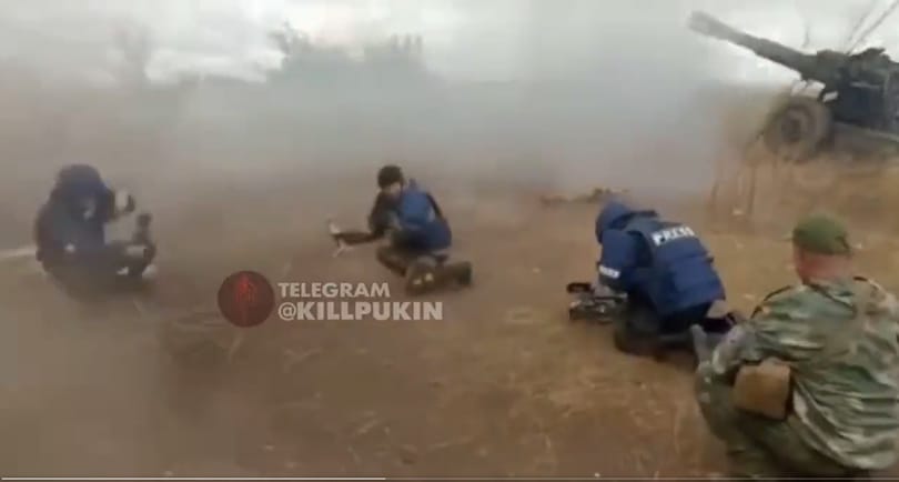 Egy életre megsüketülhetett az orosz tudósító, aki egy löveg mellett mondta fel a propagandát