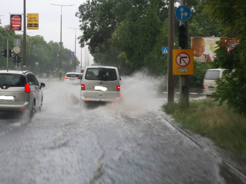Autók szügyig vízben - további viharos fotókat kaptunk