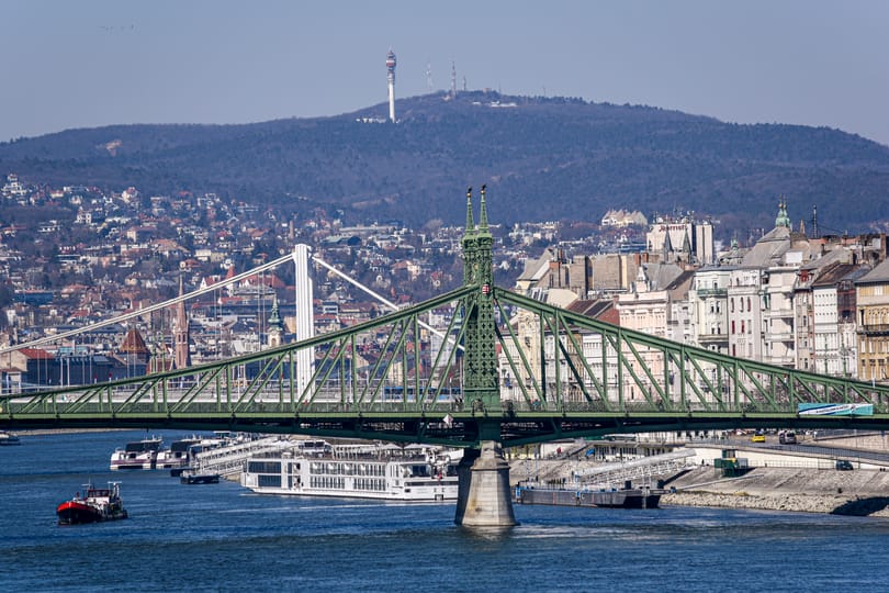 Beugrott egy amerikai férfi a Dunába egy hajóról Budapesten, keresik a rendőrök