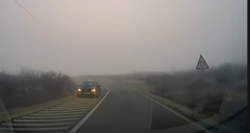 Nem elég a köd, még forgalommal szemben is hajt egy autós Litérnél – videó