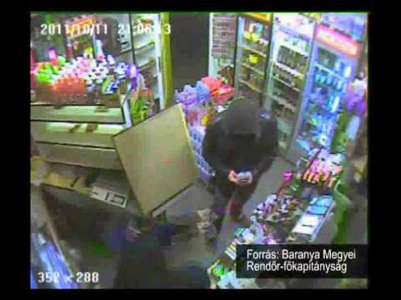 Videó: rögzítették a csuklyás rablók pécsi támadását