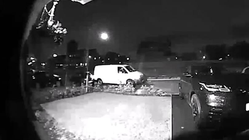 Videó: rendben, hogy kihozta a csomagot a futár, csak ház előtti kocsit nem kellett volna összetörnie