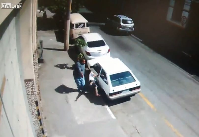 Ilyen, amikor lerúgják az autófeltörőt – videó