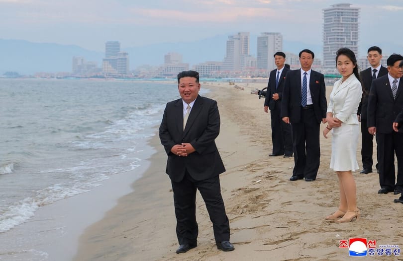 Kim Dzsongun átadott egy tengerparti üdülőt