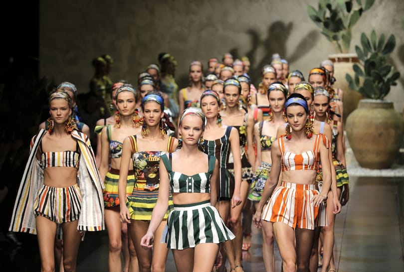 Rasszista fülbevalók? Afroamerikai nőfejeket rakta a modellekre