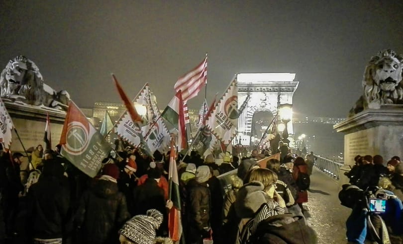 Dobálással ért véget a péntek esti tüntetés a Sándor-palota előtt