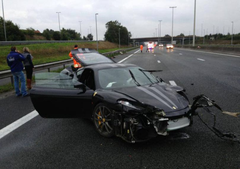Sirályszárnyú Mercivel ütközött egy Ferrari 430 Scuderia - fotók