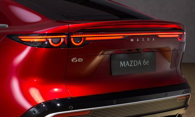 Európában a Mazda látványos és izgalmas új szedánja