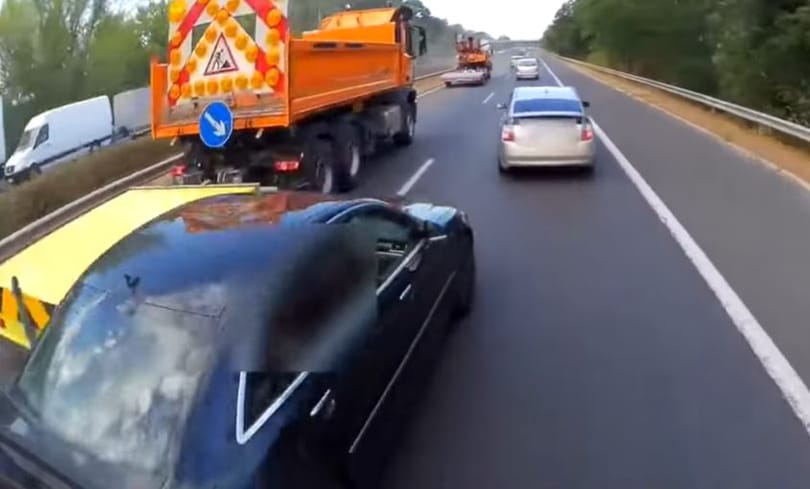 Centiken múlt két eset is, hogy nem törték össze a közutasok autóját – videók