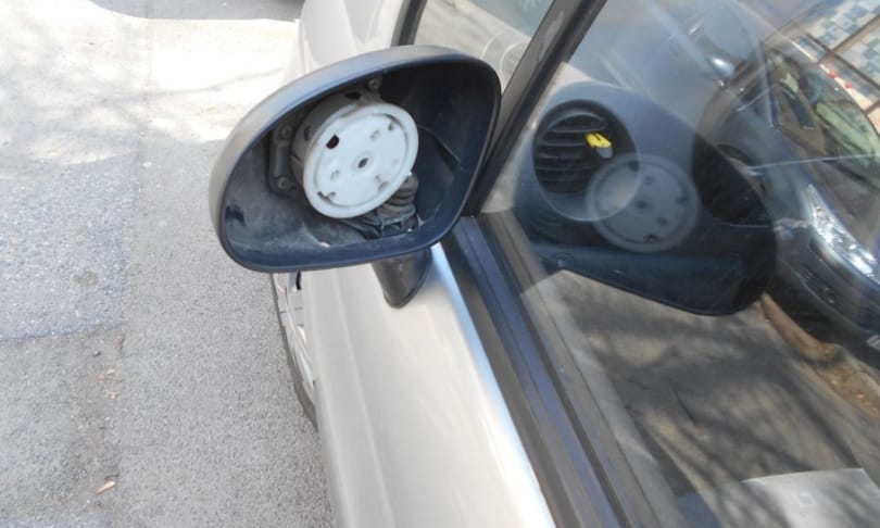 31 autó visszapillantóját rúgta le a fővárosban, elkapták