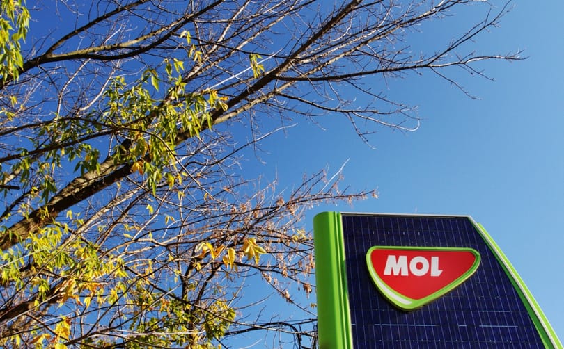 Péntektől jelentősen olcsóbb lesz a benzin