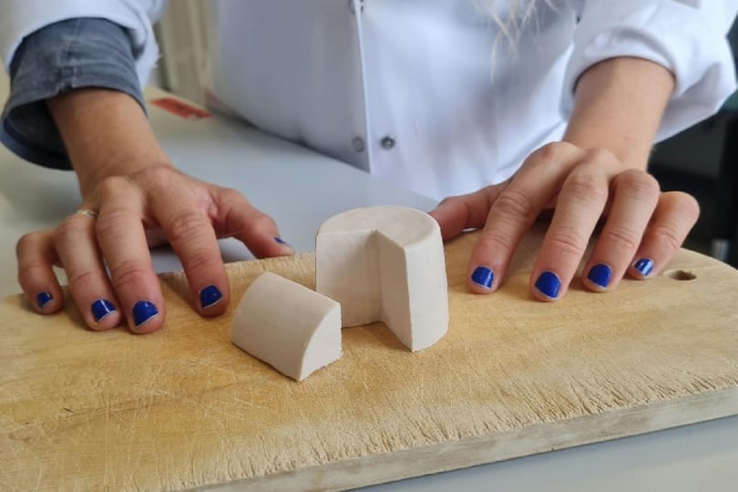Állítólag nem lesznek többé kartonpapírízűek a növényi sajtok
