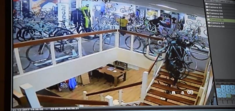 Döbbenetes betörést vett fel egy holland biciklibolt kamerája – videó